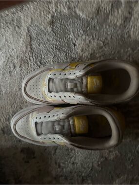 Nike Low-Top Sneakers White with Yellow Accents